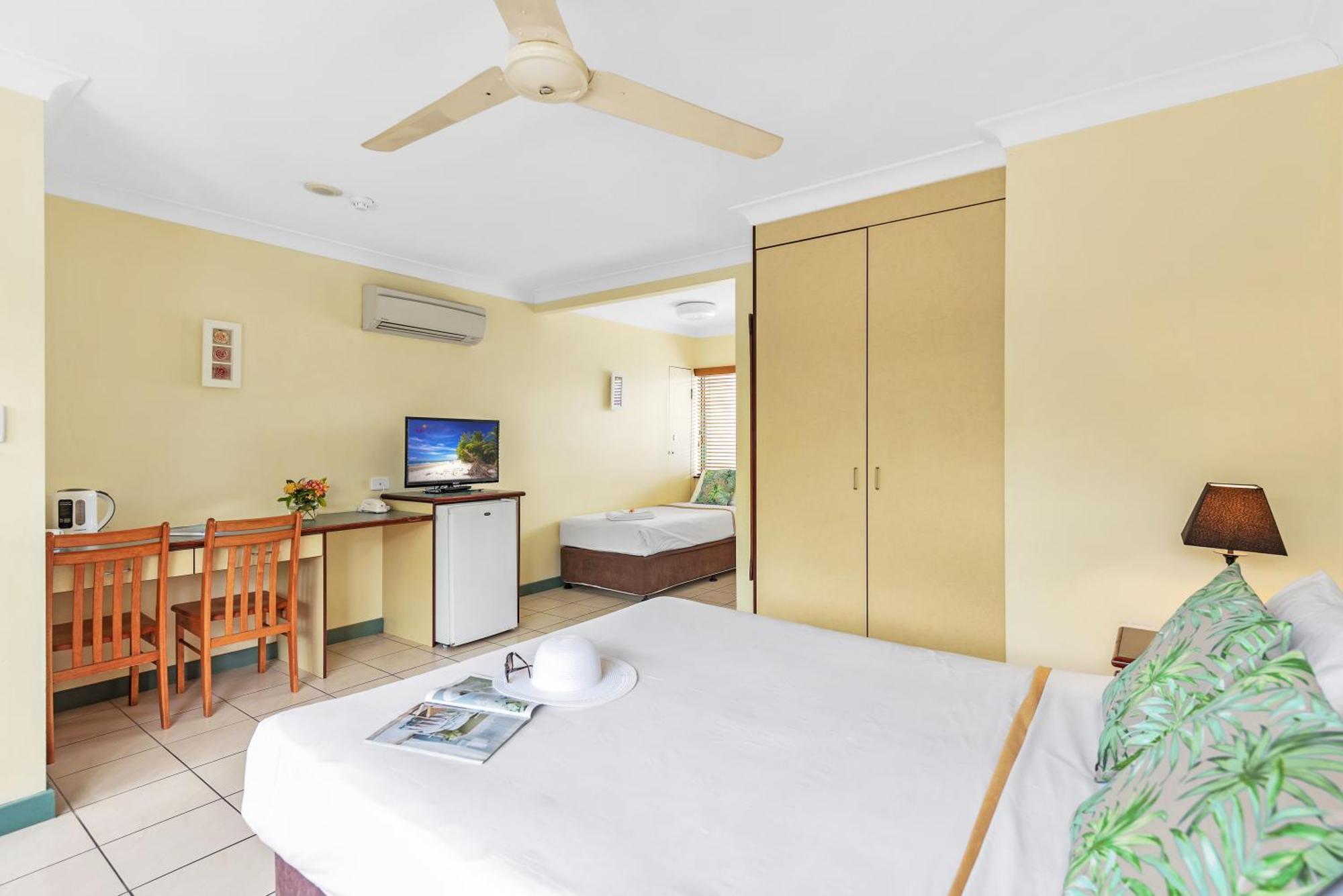 Bay Village Tropical Retreat & Apartments Cairns Exterior foto