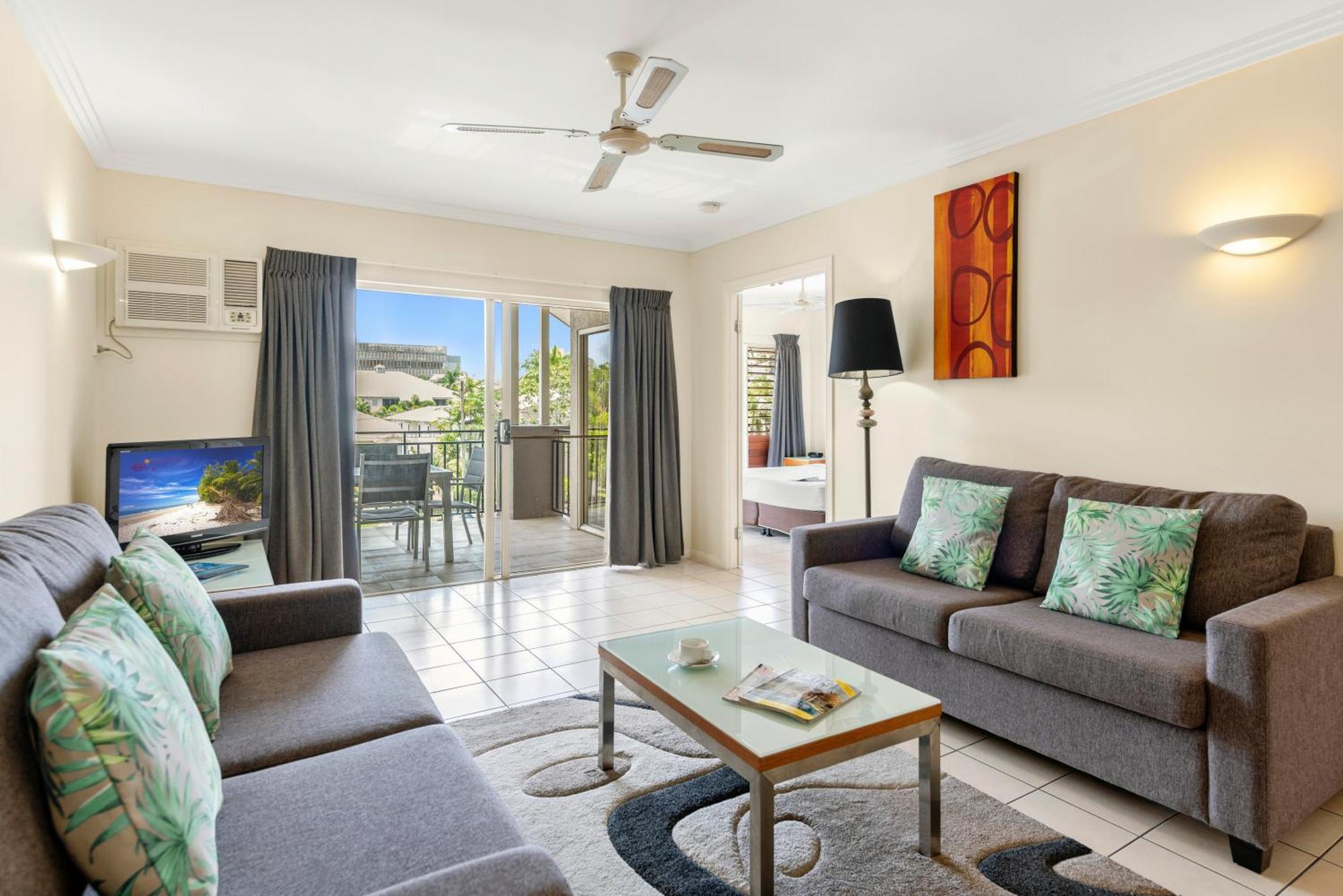 Bay Village Tropical Retreat & Apartments Cairns Exterior foto